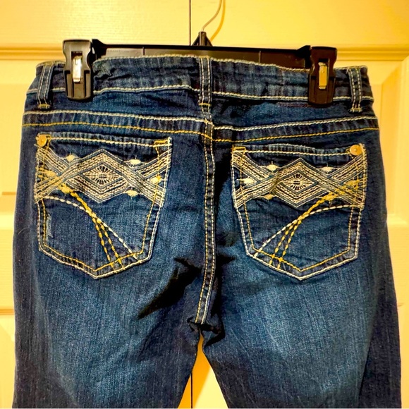 Union Bay womens Size Junior 11 cropped Distressed Blue Jeans. VGUC - Picture 4 of 13